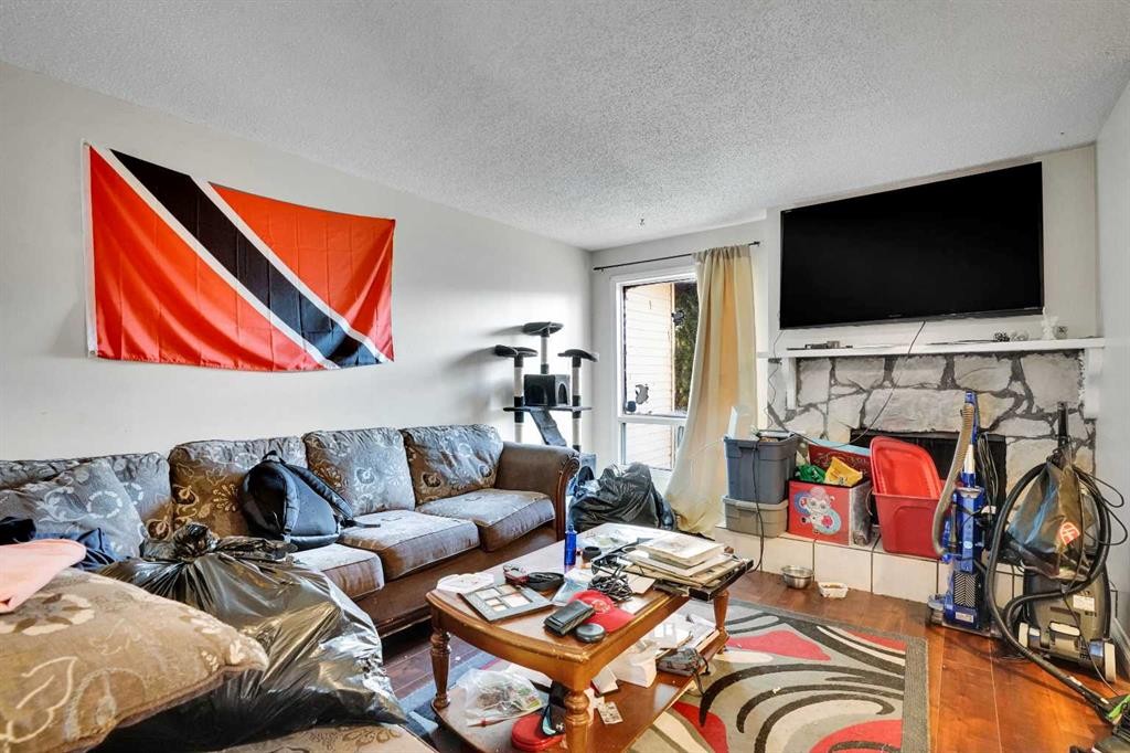 28 Abergale Close Ne, Calgary, AB - Indoor Photo Showing Living Room