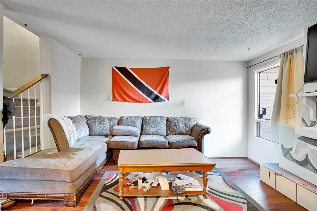 28 Abergale Close Ne, Calgary, AB - Indoor Photo Showing Living Room