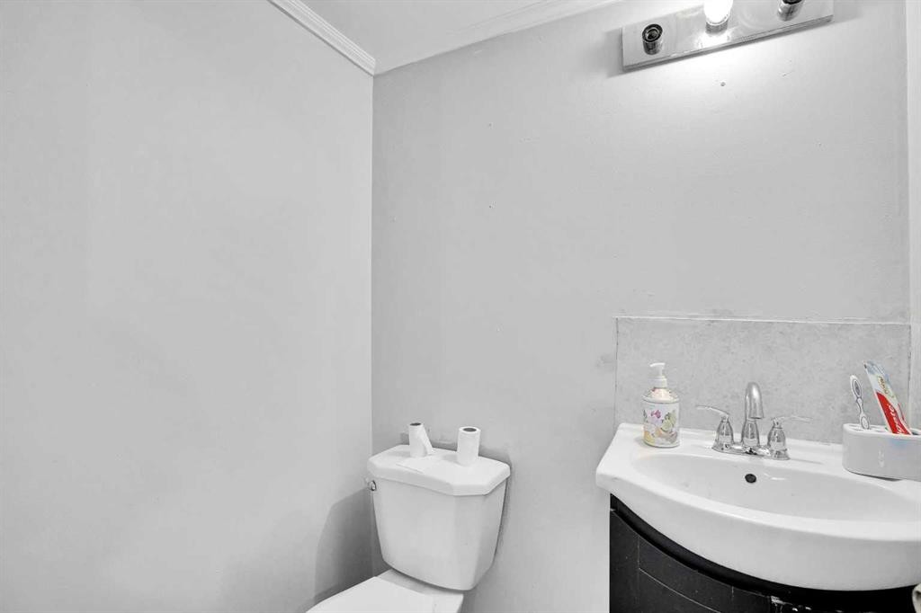 28 Abergale Close Ne, Calgary, AB - Indoor Photo Showing Bathroom