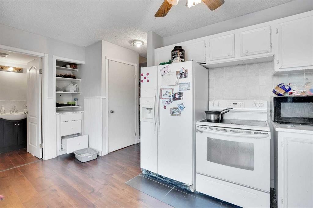 28 Abergale Close Ne, Calgary, AB - Indoor Photo Showing Kitchen