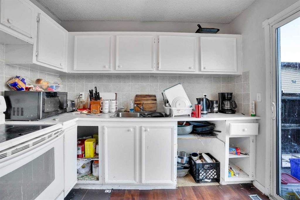28 Abergale Close Ne, Calgary, AB - Indoor Photo Showing Kitchen