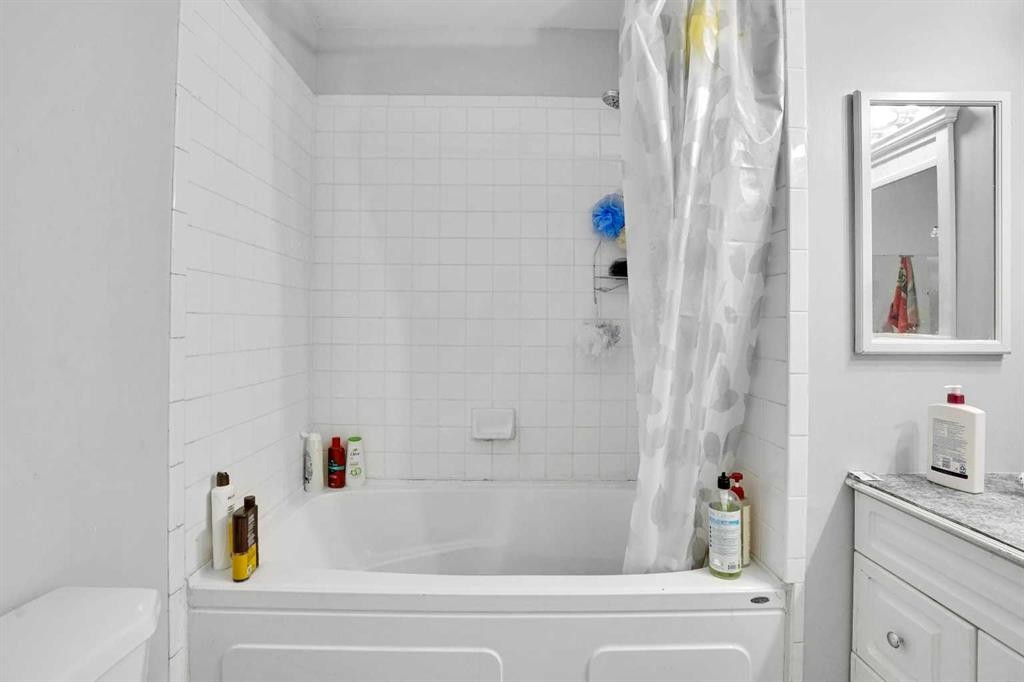 28 Abergale Close Ne, Calgary, AB - Indoor Photo Showing Bathroom