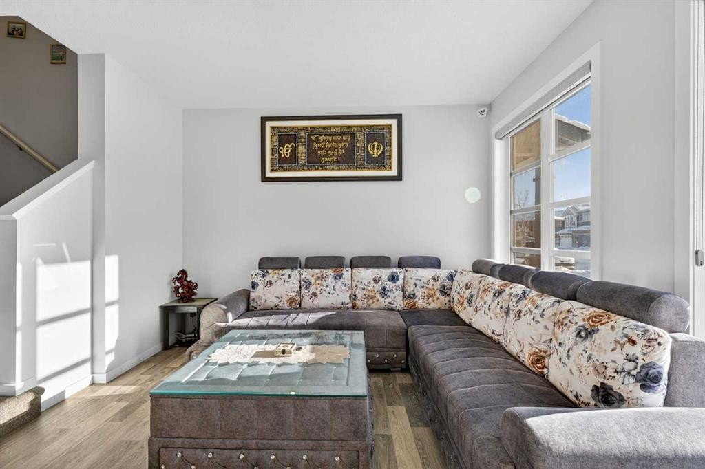 18 Savanna Drive Ne, Calgary, AB - Indoor Photo Showing Living Room
