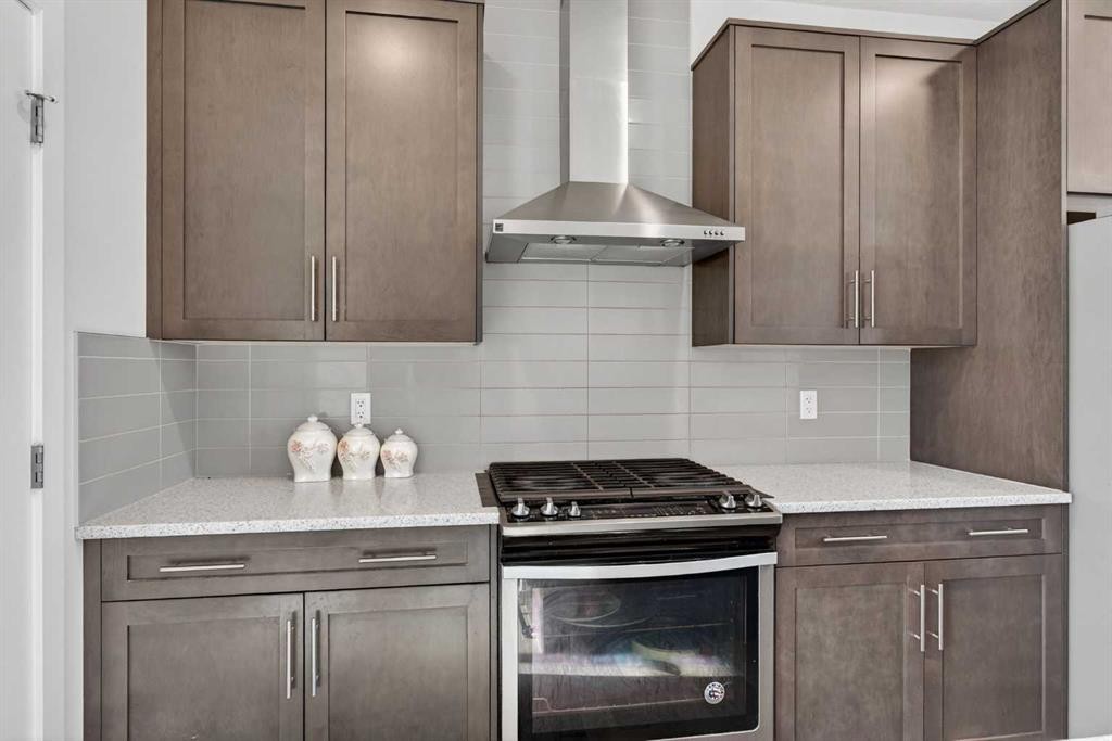 18 Savanna Drive Ne, Calgary, AB - Indoor Photo Showing Kitchen With Upgraded Kitchen