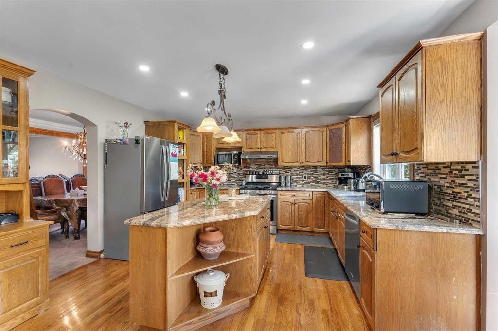 33 Edgevalley Way Nw, Calgary, AB - Indoor Photo Showing Kitchen With Double Sink