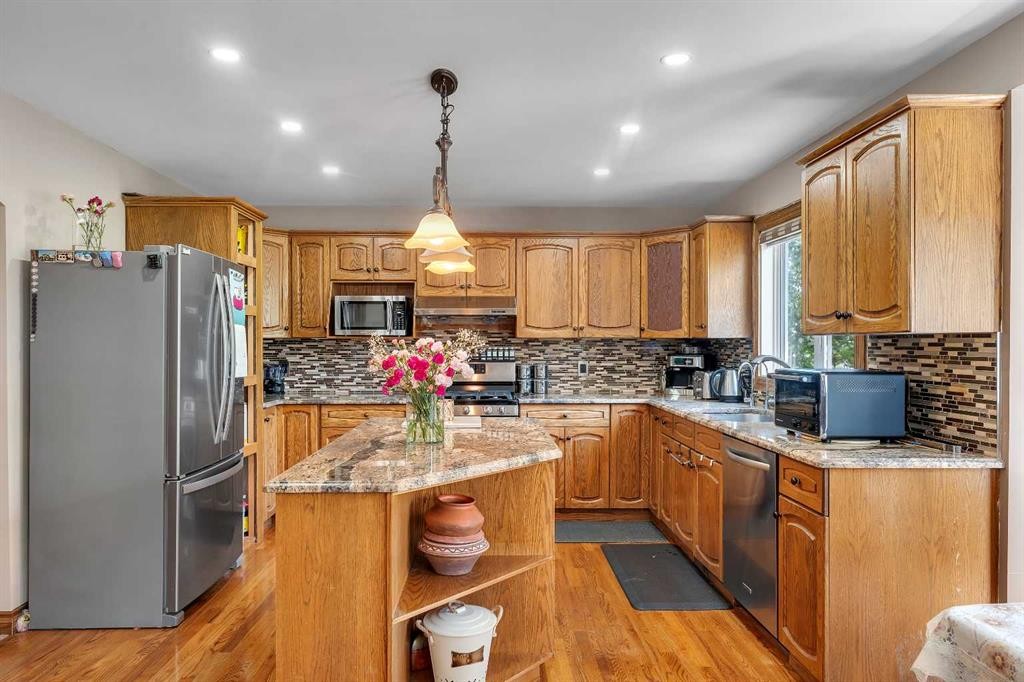 33 Edgevalley Way Nw, Calgary, AB - Indoor Photo Showing Kitchen