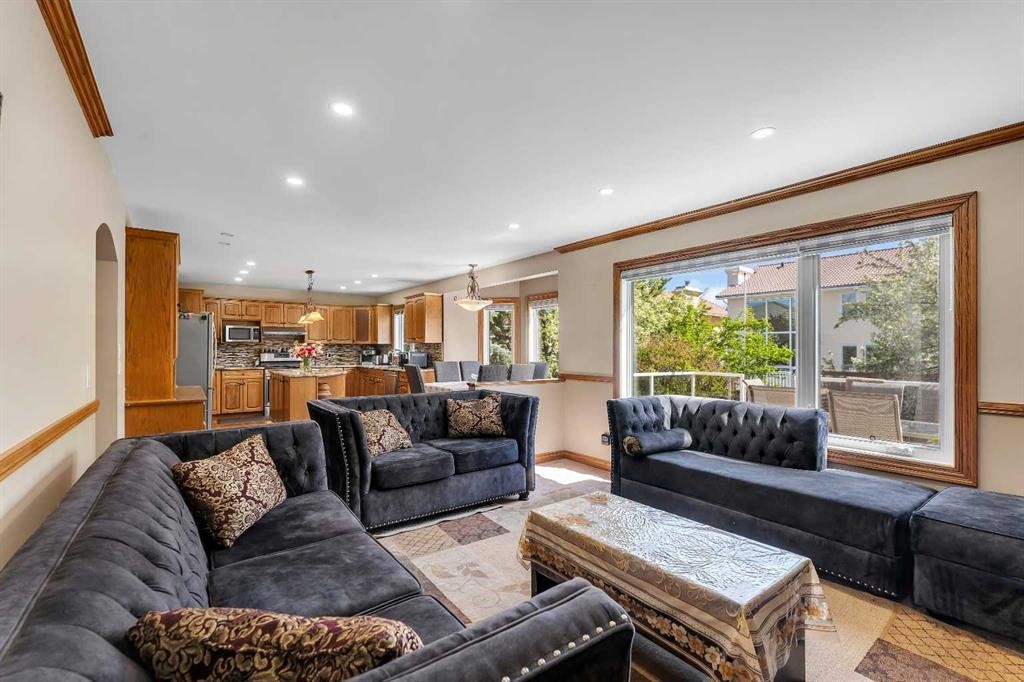 33 Edgevalley Way Nw, Calgary, AB - Indoor Photo Showing Living Room