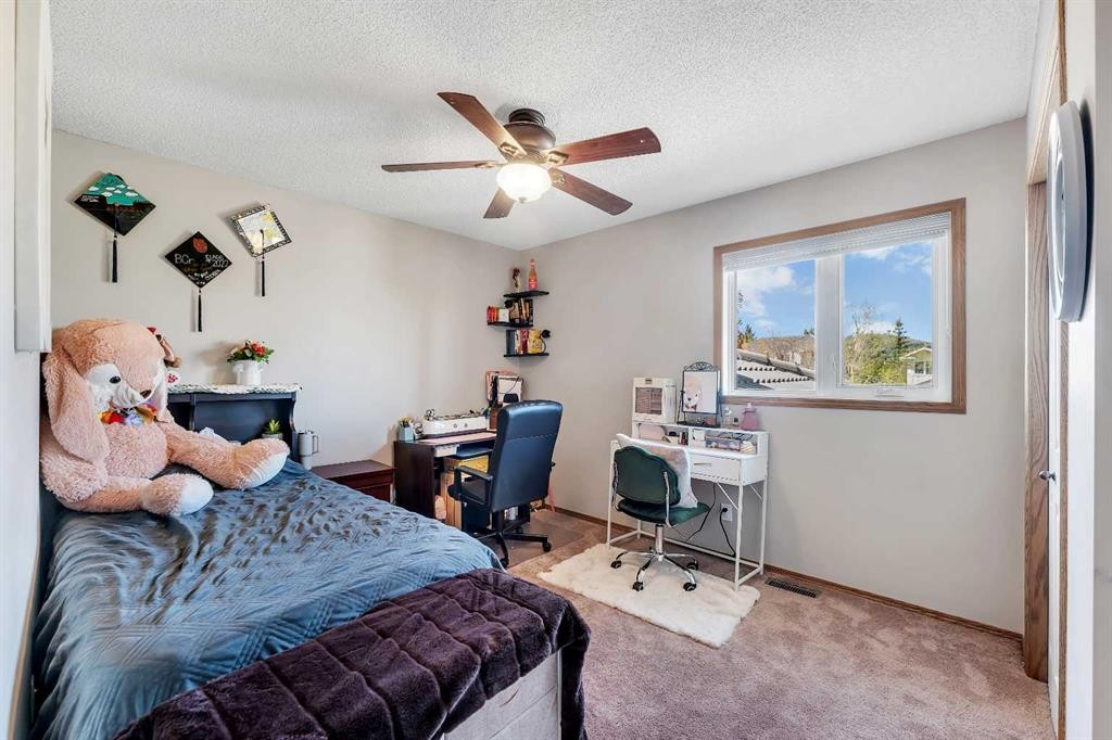 33 Edgevalley Way Nw, Calgary, AB - Indoor Photo Showing Bedroom