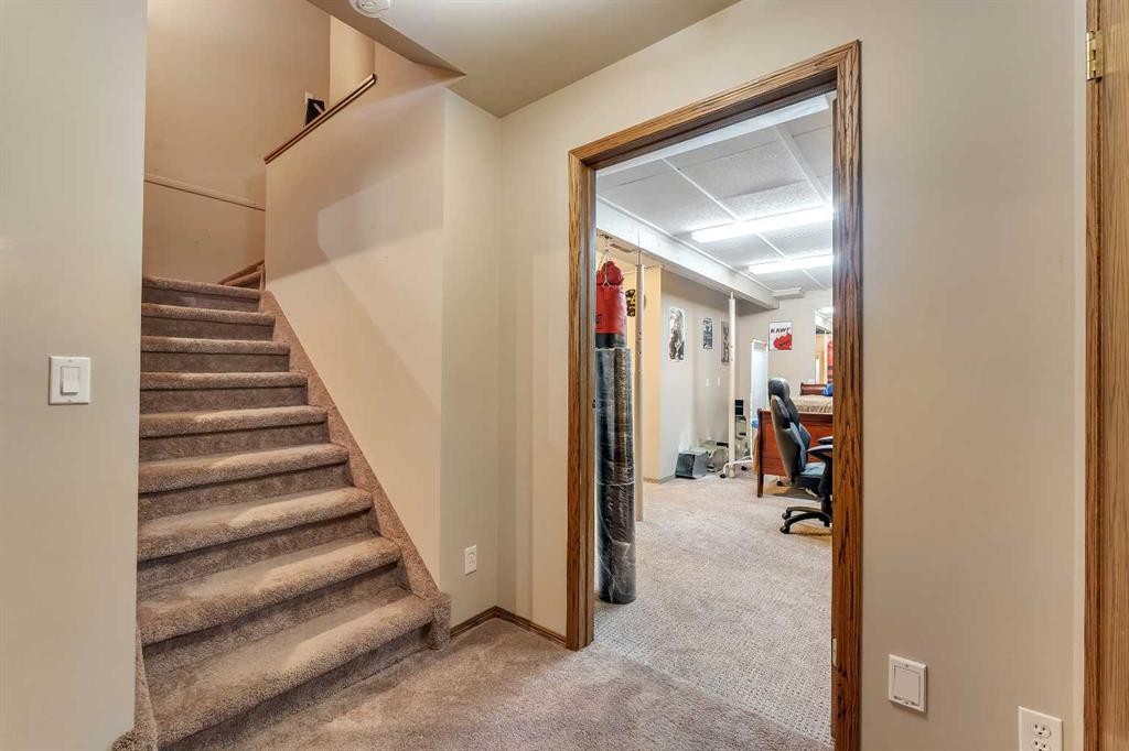 33 Edgevalley Way Nw, Calgary, AB - Indoor Photo Showing Other Room