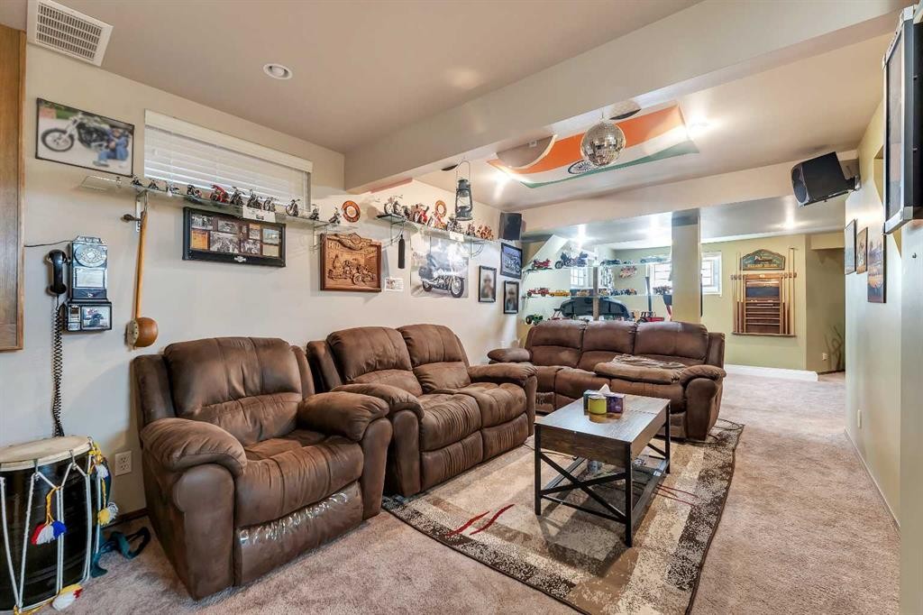 33 Edgevalley Way Nw, Calgary, AB - Indoor Photo Showing Living Room