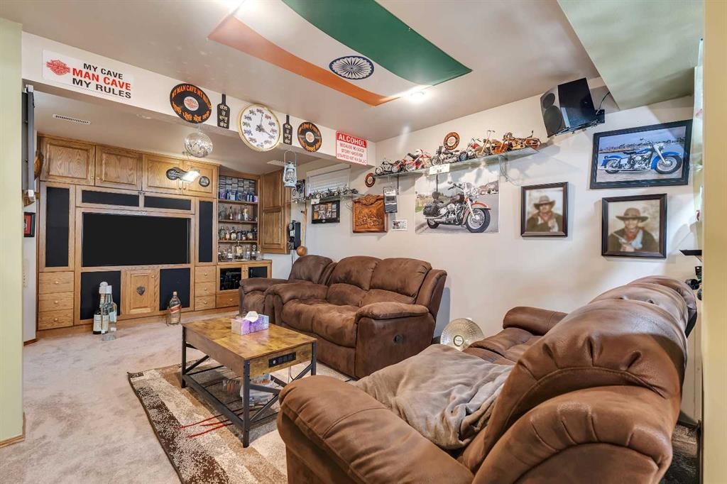33 Edgevalley Way Nw, Calgary, AB - Indoor Photo Showing Living Room