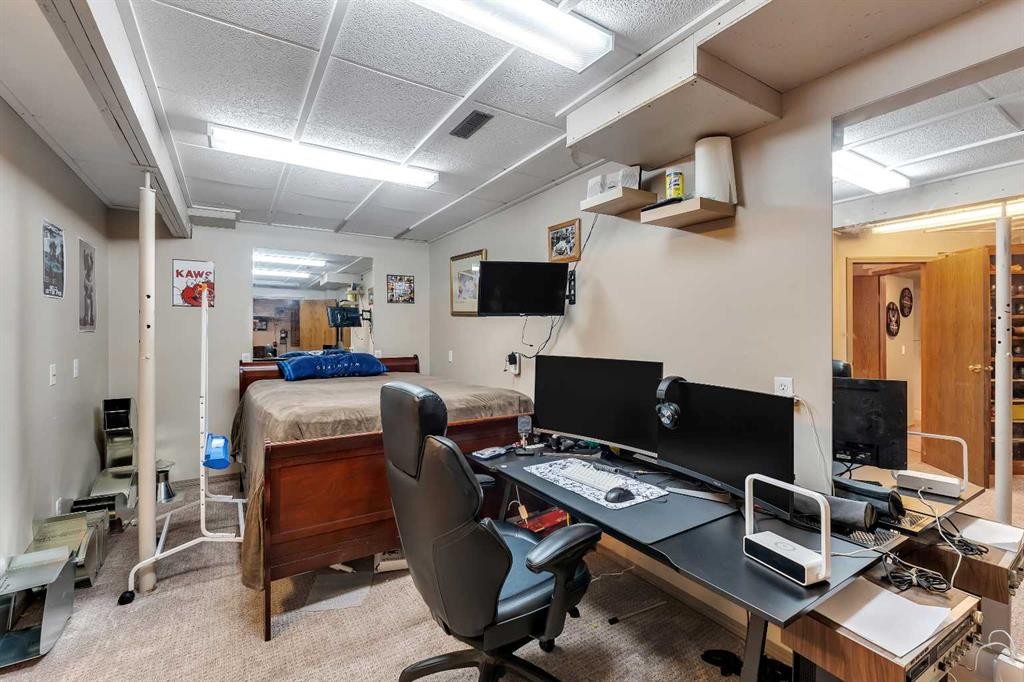 33 Edgevalley Way Nw, Calgary, AB - Indoor Photo Showing Office