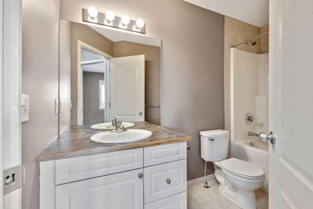 331 Strathcona Circle, Strathmore, AB - Indoor Photo Showing Bathroom