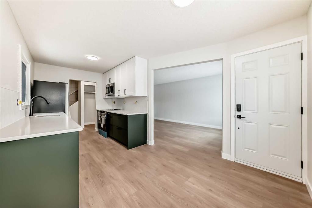 7634 24A Street Se, Calgary, AB - Indoor Photo Showing Kitchen