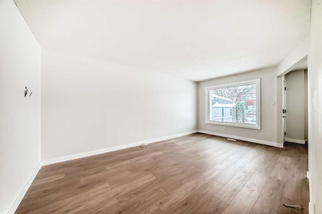 7634 24A Street Se, Calgary, AB - Indoor Photo Showing Other Room