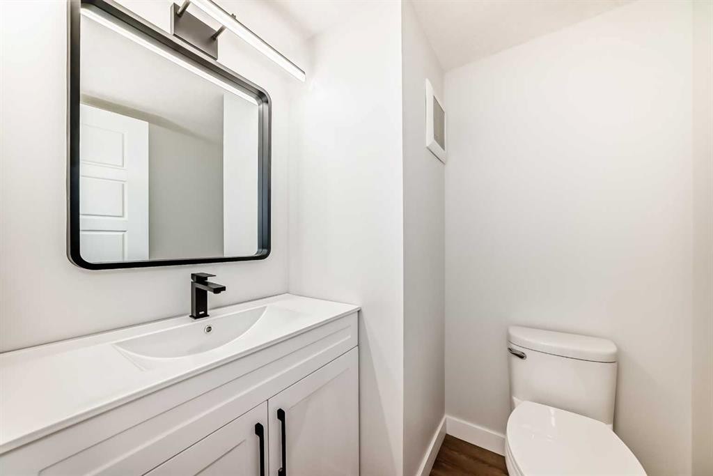 7634 24A Street Se, Calgary, AB - Indoor Photo Showing Bathroom