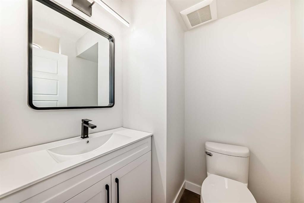 7634 24A Street Se, Calgary, AB - Indoor Photo Showing Bathroom