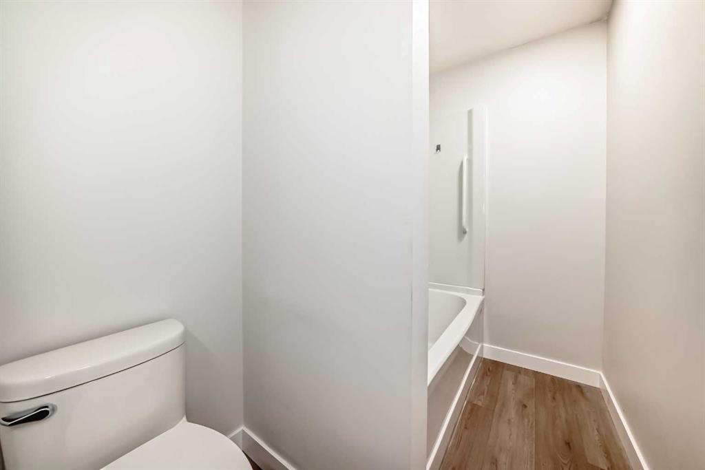 7634 24A Street Se, Calgary, AB - Indoor Photo Showing Bathroom