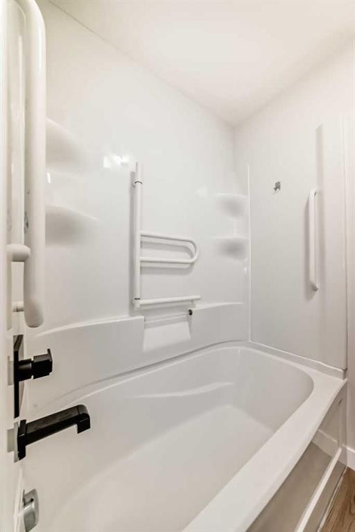 7634 24A Street Se, Calgary, AB - Indoor Photo Showing Bathroom