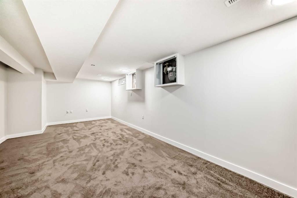 7634 24A Street Se, Calgary, AB - Indoor Photo Showing Other Room