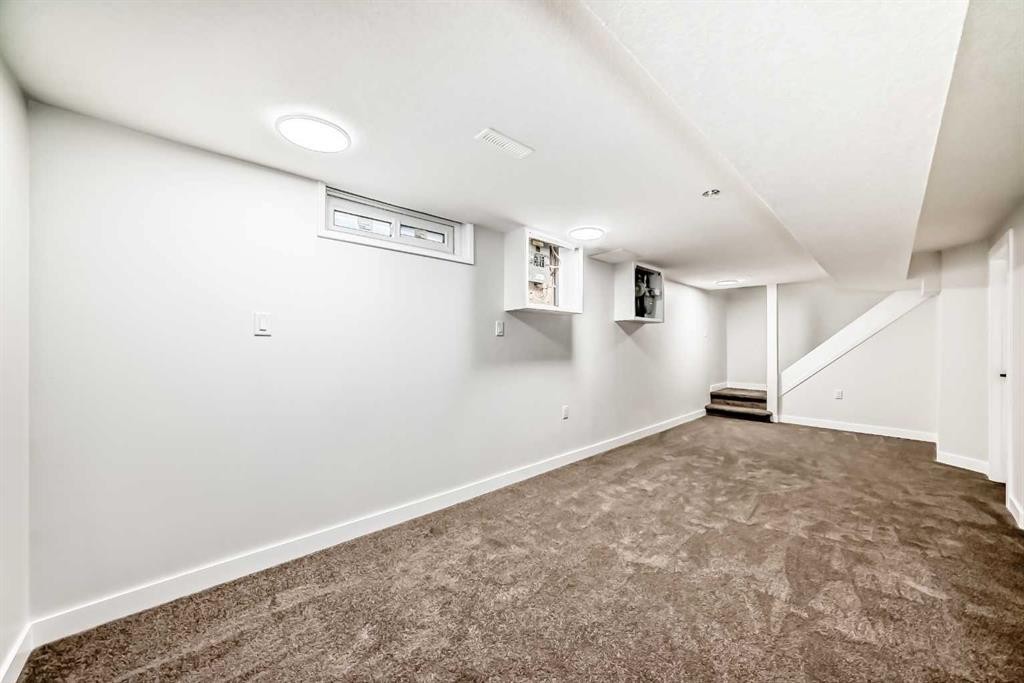 7634 24A Street Se, Calgary, AB - Indoor Photo Showing Other Room