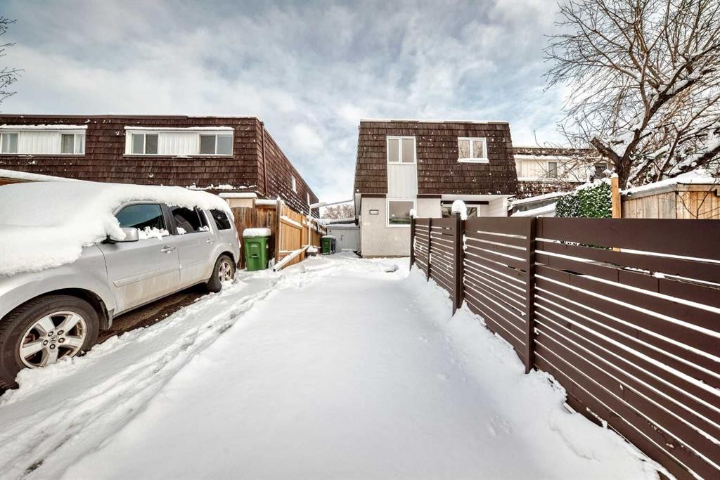 7634 24A Street Se, Calgary, AB - Outdoor
