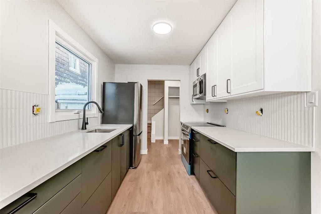 7634 24A Street Se, Calgary, AB - Indoor Photo Showing Kitchen