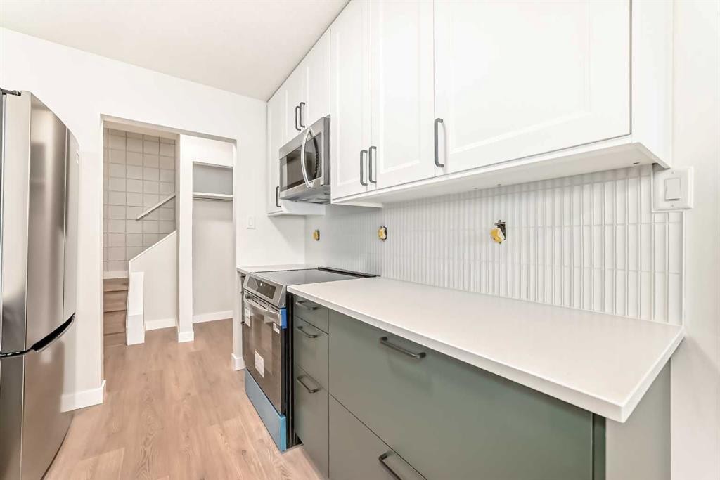 7634 24A Street Se, Calgary, AB - Indoor Photo Showing Kitchen