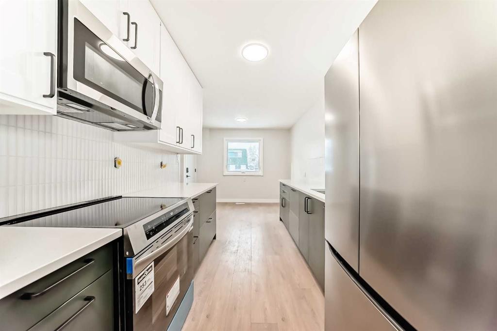 7634 24A Street Se, Calgary, AB - Indoor Photo Showing Kitchen With Upgraded Kitchen