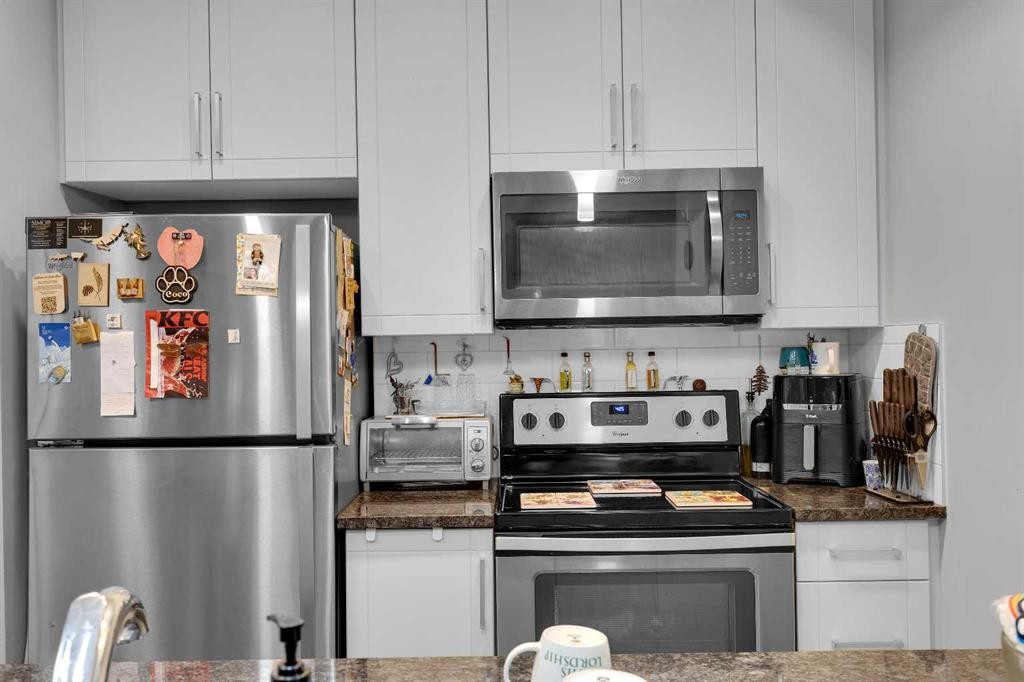 318-20 Mahogany Mews Se, Calgary, AB - Indoor Photo Showing Kitchen