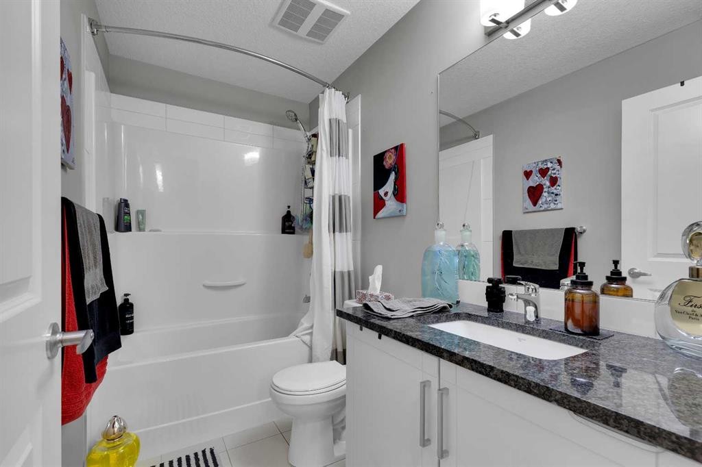 318-20 Mahogany Mews Se, Calgary, AB - Indoor Photo Showing Bathroom