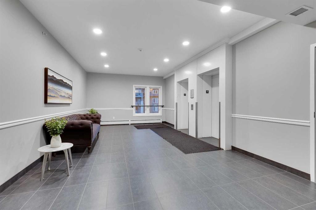 318-20 Mahogany Mews Se, Calgary, AB - Indoor Photo Showing Other Room