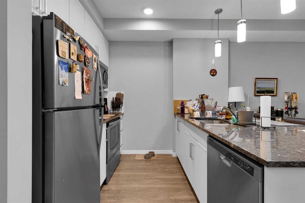 318-20 Mahogany Mews Se, Calgary, AB - Indoor Photo Showing Kitchen