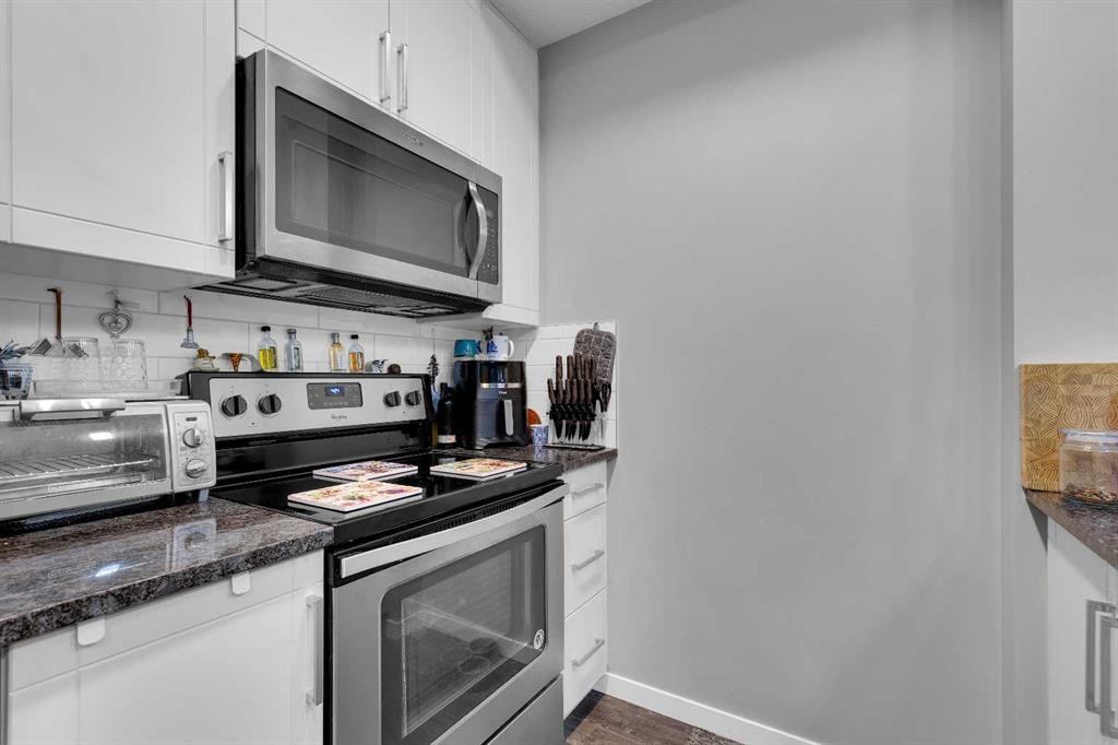 318-20 Mahogany Mews Se, Calgary, AB - Indoor Photo Showing Kitchen