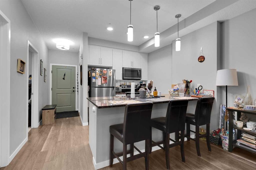 318-20 Mahogany Mews Se, Calgary, AB - Indoor Photo Showing Kitchen With Upgraded Kitchen