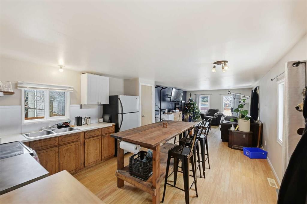 826 Bay Road, Strathmore, AB - Indoor Photo Showing Kitchen With Double Sink