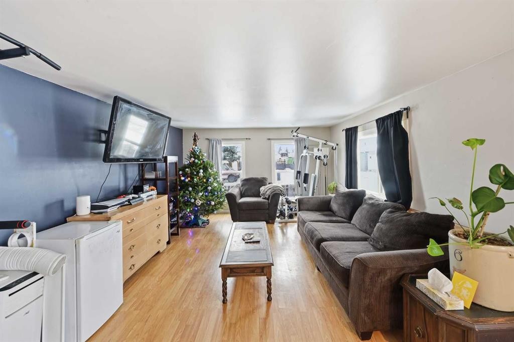 826 Bay Road, Strathmore, AB - Indoor Photo Showing Living Room