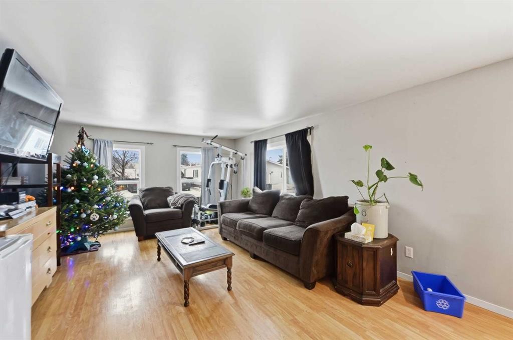 826 Bay Road, Strathmore, AB - Indoor Photo Showing Living Room