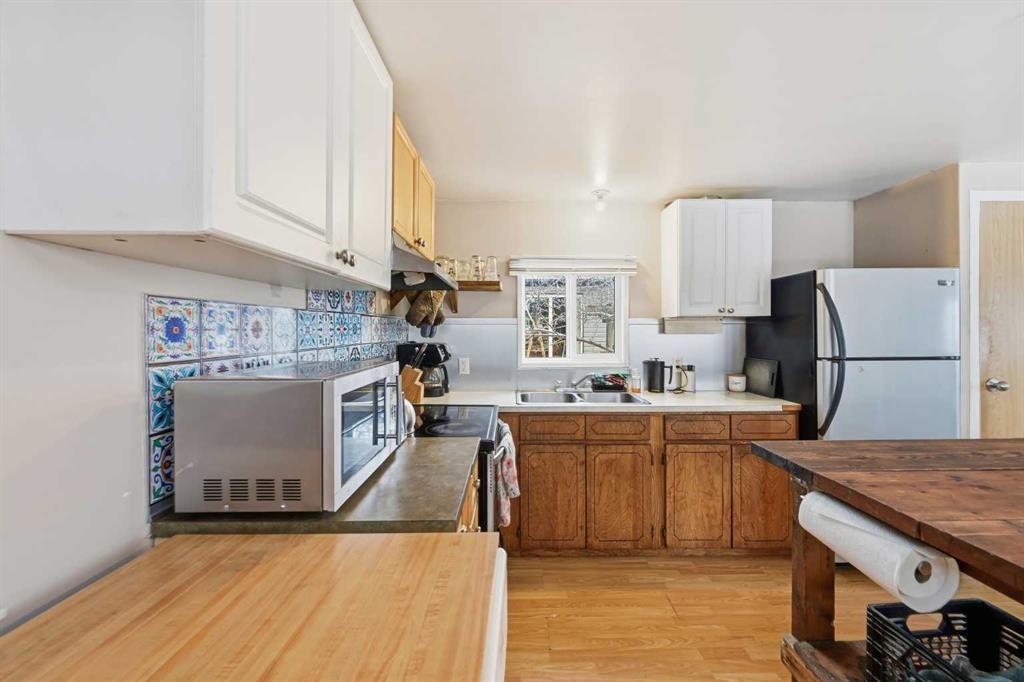 826 Bay Road, Strathmore, AB - Indoor Photo Showing Kitchen With Double Sink