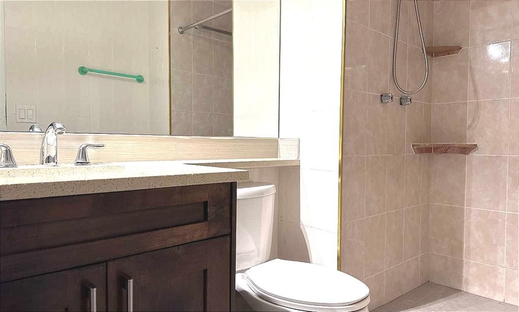 6111 26 Avenue Ne, Calgary, AB - Indoor Photo Showing Bathroom