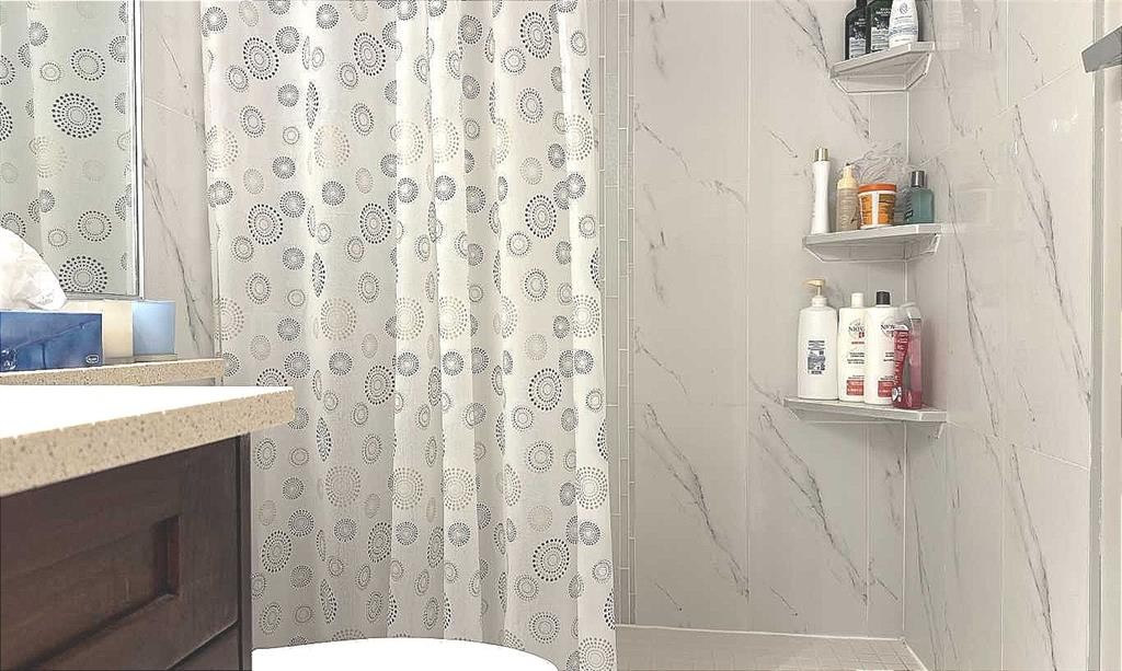 6111 26 Avenue Ne, Calgary, AB - Indoor Photo Showing Bathroom