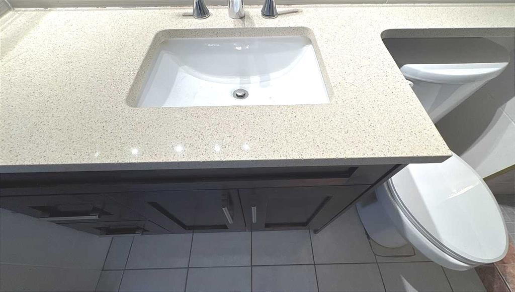 6111 26 Avenue Ne, Calgary, AB - Indoor Photo Showing Bathroom