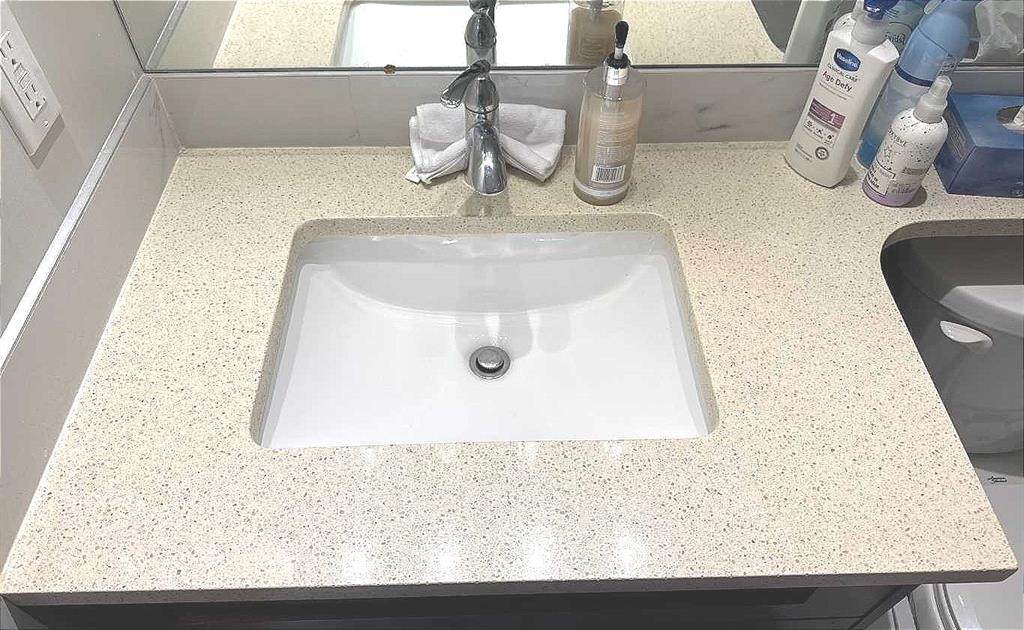 6111 26 Avenue Ne, Calgary, AB - Indoor Photo Showing Bathroom