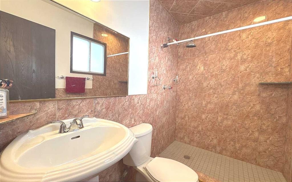 6111 26 Avenue Ne, Calgary, AB - Indoor Photo Showing Bathroom