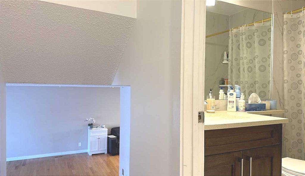 6111 26 Avenue Ne, Calgary, AB - Indoor Photo Showing Bathroom