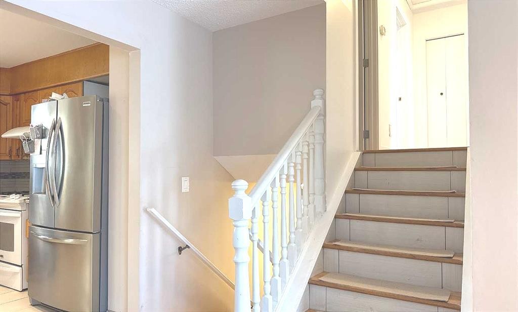 6111 26 Avenue Ne, Calgary, AB - Indoor Photo Showing Other Room