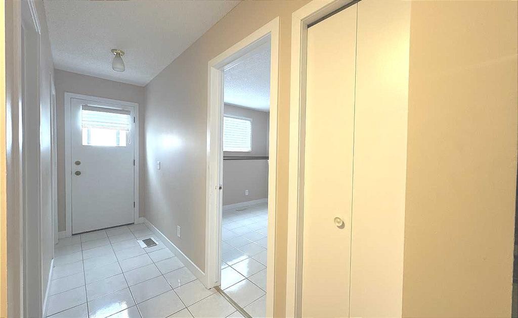 6111 26 Avenue Ne, Calgary, AB - Indoor Photo Showing Other Room