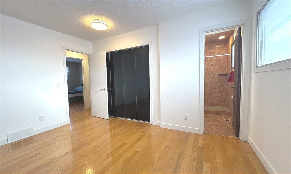 6111 26 Avenue Ne, Calgary, AB - Indoor Photo Showing Other Room