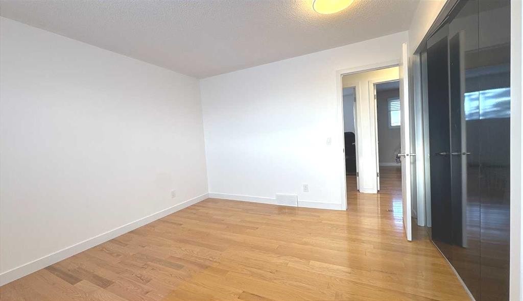 6111 26 Avenue Ne, Calgary, AB - Indoor Photo Showing Other Room