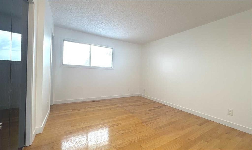 6111 26 Avenue Ne, Calgary, AB - Indoor Photo Showing Other Room